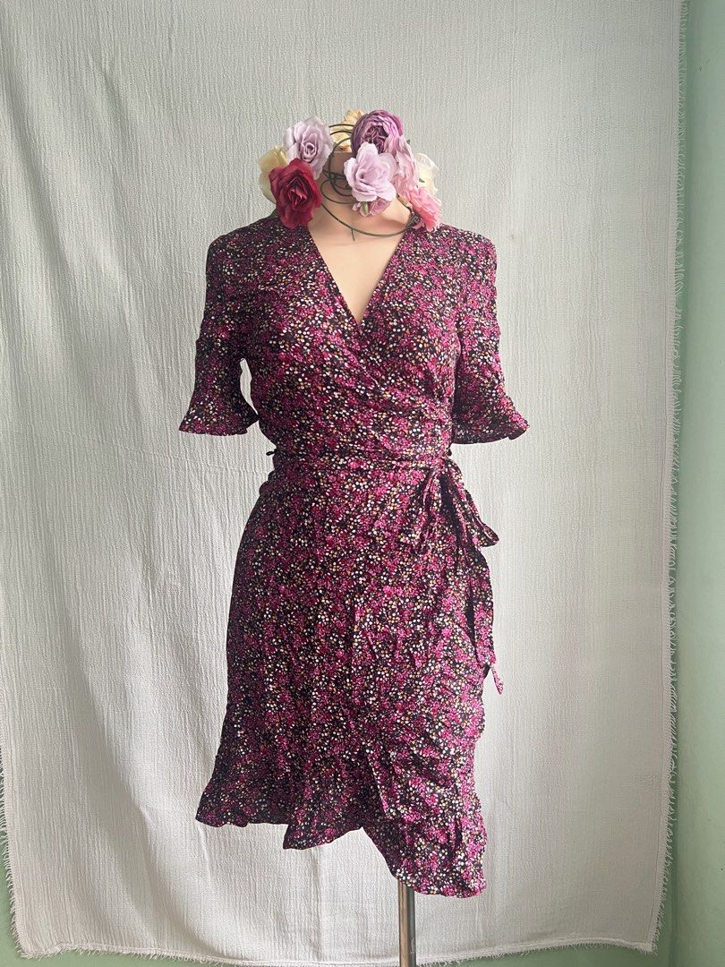 Floral Wrap Dress with Ruffle Hem (Category: Dresses) located in Quezon City. Submitted by charlenedv58782 (Listing ID 1463949445, Image 2). Description: 🥀 SIZE: SMALL TO MEDIUM 🥀BRAND: SPORTS GIRL 🌺SUPER CUTE WRAP AROUND DRESS, NOT STRETCHY FLOWY LUKOT LANG PERO ANG GANDA NITO WITH SNAP BUTTON SA CHEST TYPE PARA SECURE - Adorable floral print wrap dress - Flattering V-neckline - Chic flutter sleeves - Feminine ruffle detail on the hem - Comes