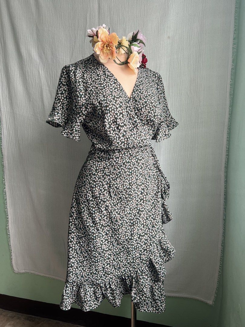 Floral Wrap Dress with Ruffle Hem (Category: Dresses) located in Quezon City. Submitted by charlenedv58782 (Listing ID 1463950545, Image 2). Description: 🥀 SIZE: MEDIUM TO XL 🥀BRAND: AVA 🌺WRAP AROUND DRESS, NOT STRETCHY SUPER NICE, FLOWY AND MALAMIG SA BALAT ANG TELA - Dark green wrap dress - Ditsy floral print - Flutter sleeves - Ruffled hem - Cinched tie waist - Flattering and feminine style - Ideal for casual outings or garden parties.
