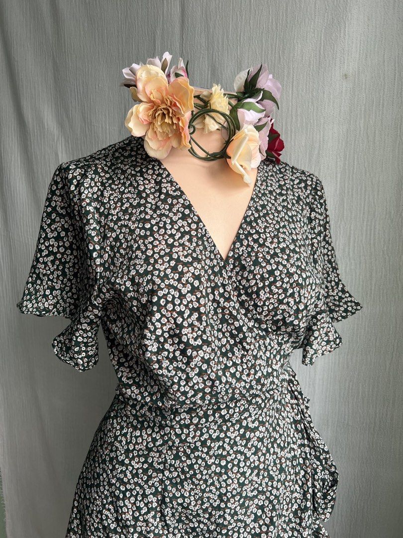 Floral Wrap Dress with Ruffle Hem (Category: Dresses) located in Quezon City. Submitted by charlenedv58782 (Listing ID 1463950545, Image 3). Description: 🥀 SIZE: MEDIUM TO XL 🥀BRAND: AVA 🌺WRAP AROUND DRESS, NOT STRETCHY SUPER NICE, FLOWY AND MALAMIG SA BALAT ANG TELA - Dark green wrap dress - Ditsy floral print - Flutter sleeves - Ruffled hem - Cinched tie waist - Flattering and feminine style - Ideal for casual outings or garden parties.