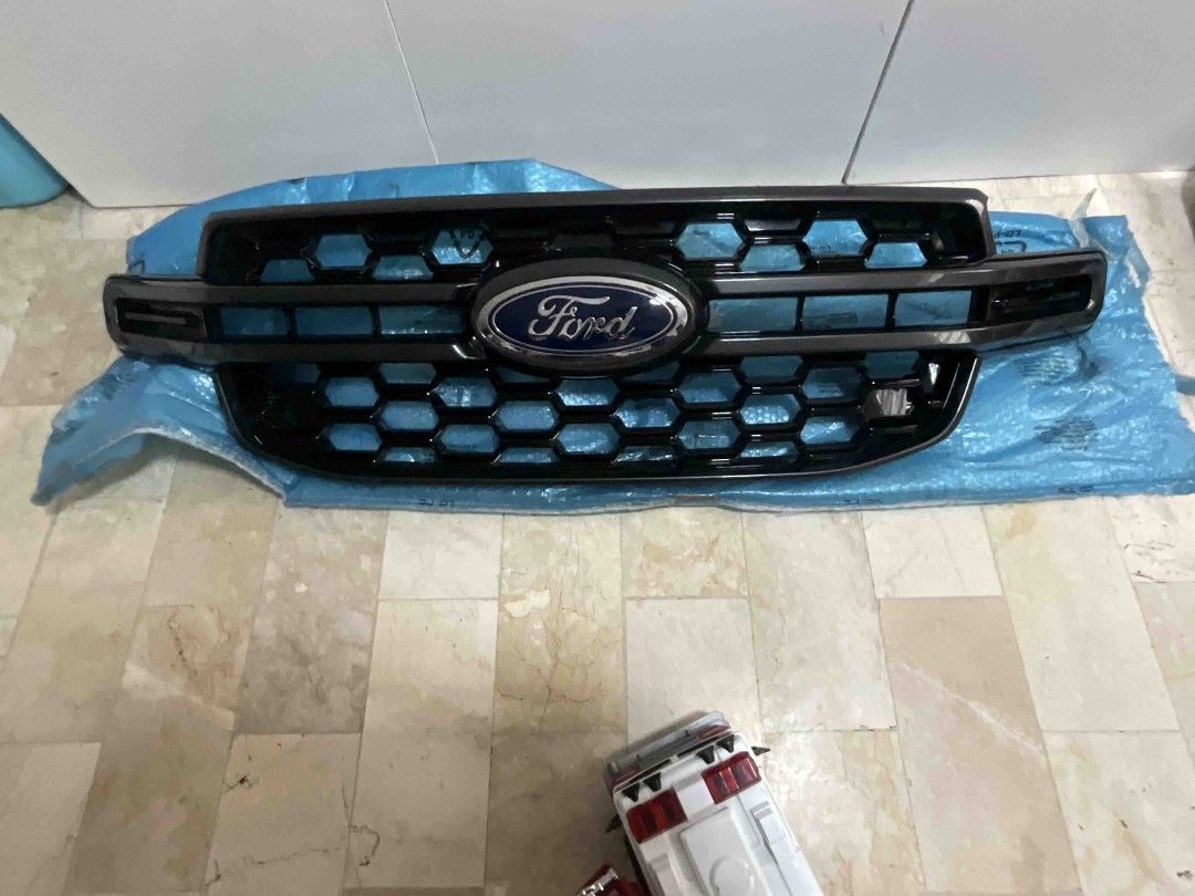 Ford ranger wildtrack Grill 2023 (Category: Other Automotive Parts and Accessories) located in Quezon City. Submitted by supermom0711 (Listing ID 1464093160, Image 2). Description: Magandang araw 🥰 Pag kalabas po sa casa pinapalitan ko po agad ng grill naka display lang po ito kaya benta ko na po. Location timog area.