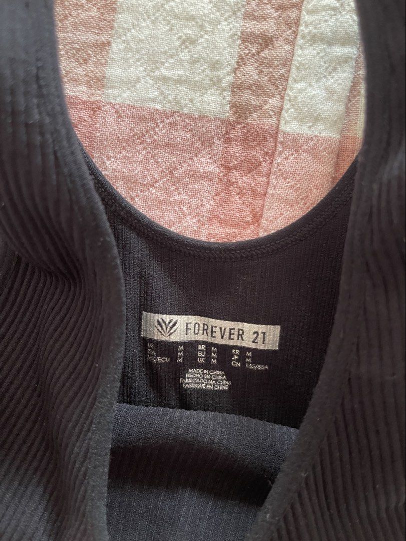 FOREVER 21 BLACK CROPPED TANK TOP (Category: Sleeveless) located in Manila. Submitted by gossipgirlsxoxo (Listing ID 1464000976, Image 2). Description: never used just washed.