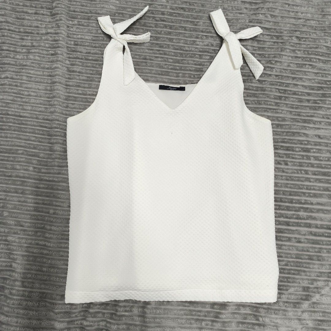 Forme V-Neck Camisole (Category: Sleeveless) located in Makati City. Submitted by shakira999 (Listing ID 1464084967, Image 1). Description: .