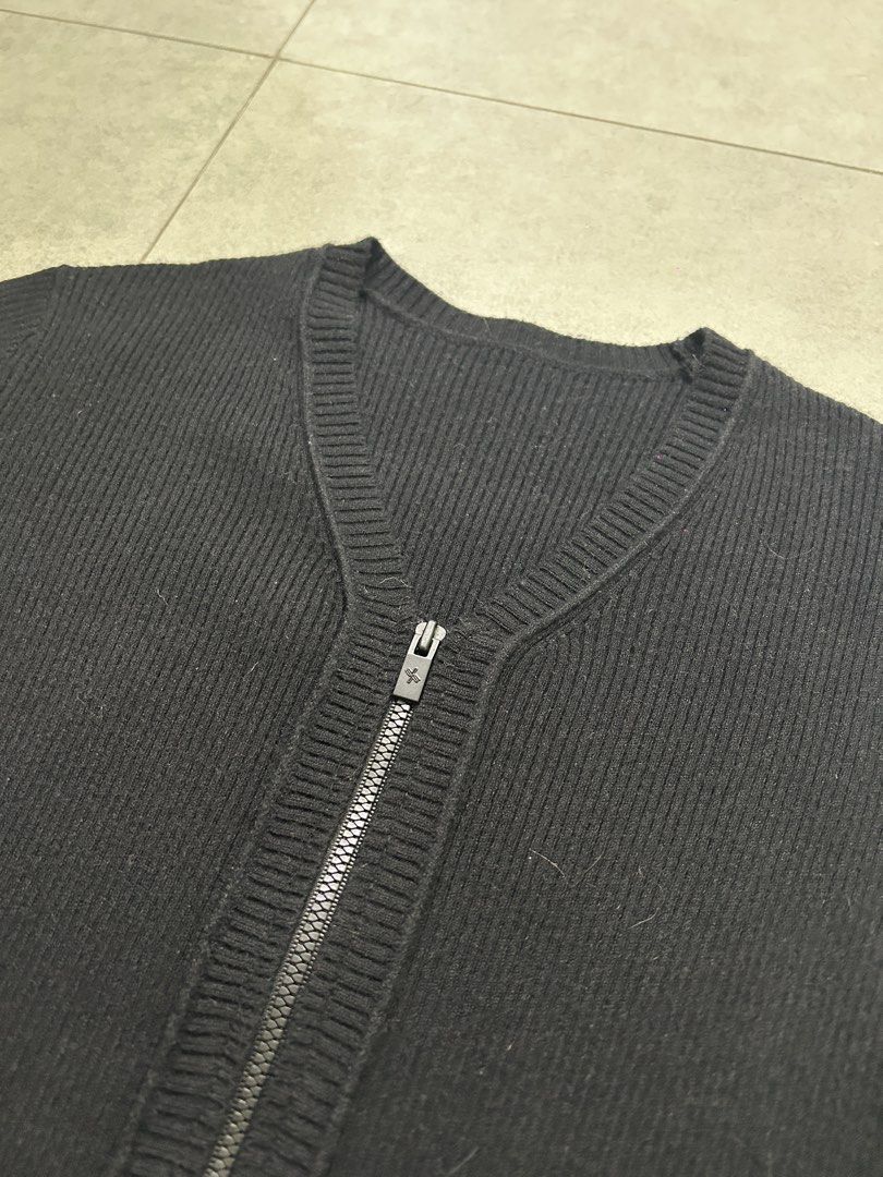 [From Korea] Black Zip-Up Cropped Top (Category: Others Tops) located in Manila. Submitted by humabn (Listing ID 1463996190, Image 3). Description: - Black ribbed short sleeve cardigan - Zip-up front closure - Cropped fit - Size: S - Versatile for layering or standalone wear.