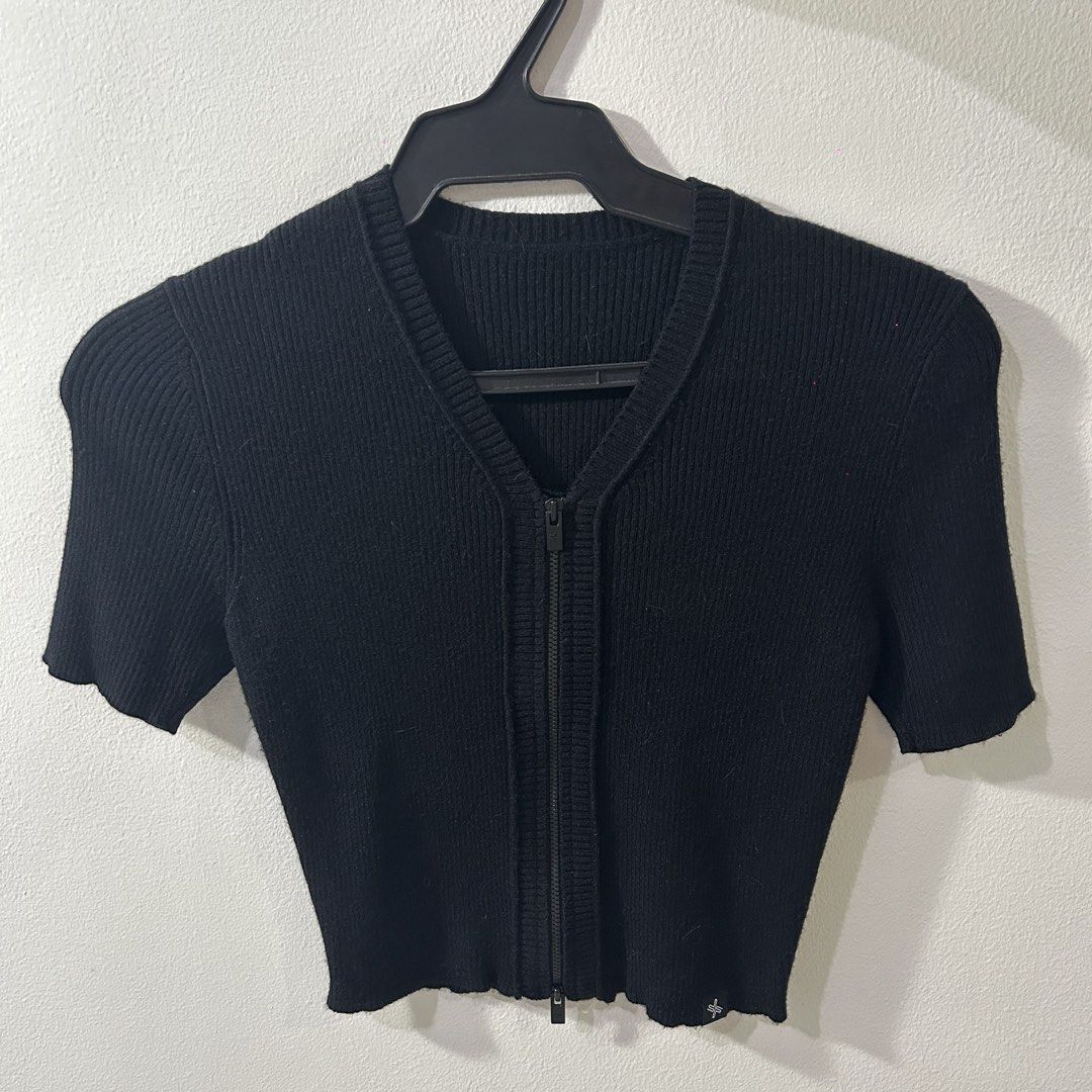 [From Korea] Black Zip-Up Cropped Top (Category: Others Tops) located in Manila. Submitted by humabn (Listing ID 1463996190, Image 2). Description: - Black ribbed short sleeve cardigan - Zip-up front closure - Cropped fit - Size: S - Versatile for layering or standalone wear.