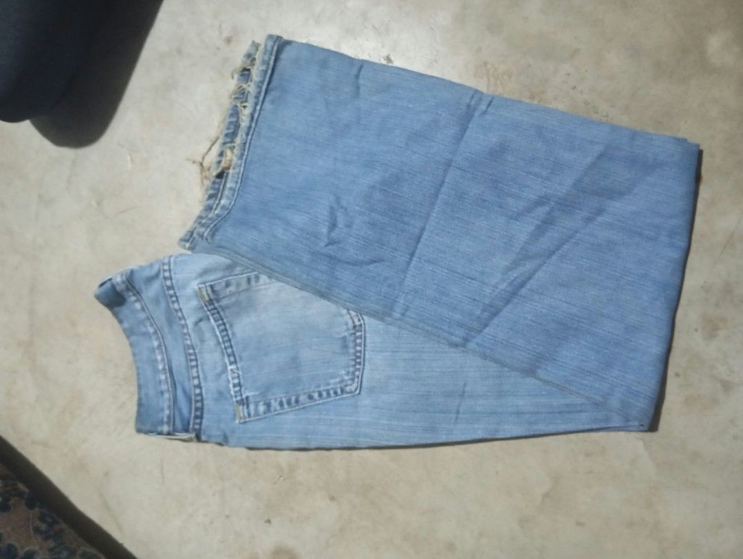 GAP Jeans Straight Fit Denim Pants (Category: Jeans) located in Cavite. Submitted by noriegayou99586 (Listing ID 1464137563, Image 3). Description: - Brand: GAP - Style: Classic Blue Denim Jeans - Fit: Straight Fit - Size: 31/30 - Material: 100% Cotton - Origin: Made in Mexico - Ideal for: Everyday wear - Condition: Please check photos for details.