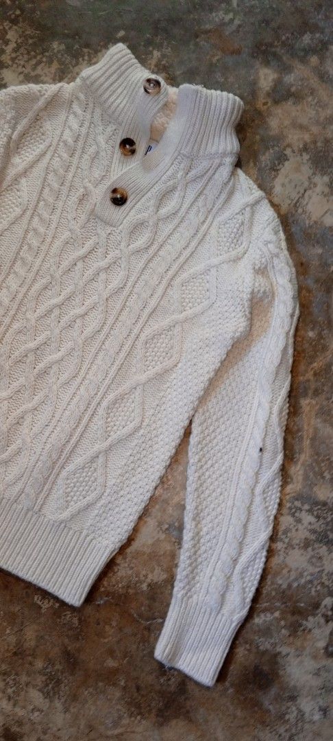 GAP Kids Cream Cable Knit Button Neck Sweater Size M (Category: Babies & Kids Fashion) located in Manila. Submitted by ezekislacl02490 (Listing ID 1463948636, Image 2). Description: - GAP Kids cream cable knit sweater - Size: Medium (M) - Button neck detail - Cozy sherpa lining inside the collar - Perfect for staying warm and stylish.