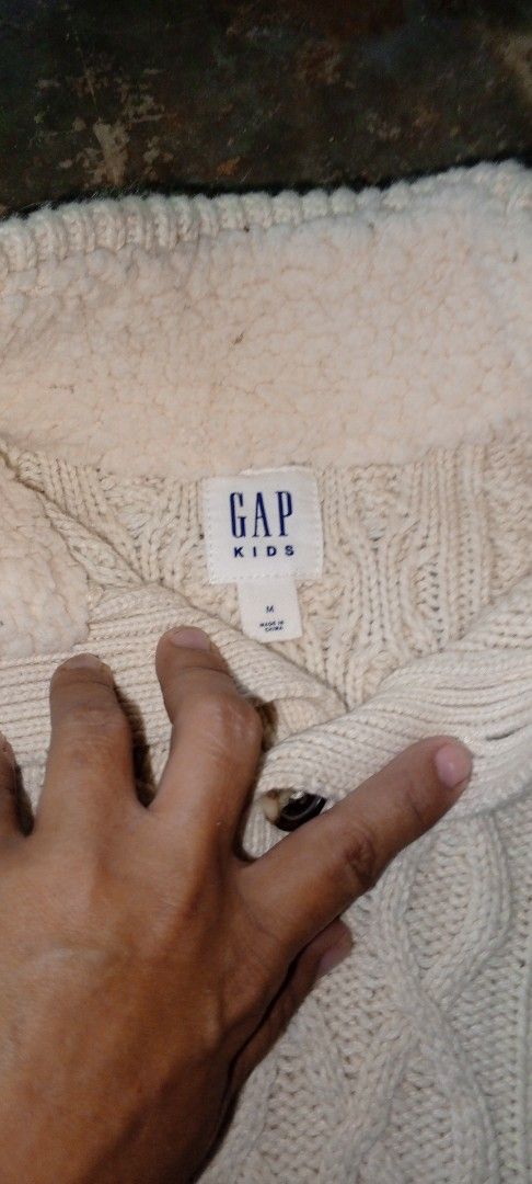 GAP Kids Cream Cable Knit Button Neck Sweater Size M (Category: Babies & Kids Fashion) located in Manila. Submitted by ezekislacl02490 (Listing ID 1463948636, Image 3). Description: - GAP Kids cream cable knit sweater - Size: Medium (M) - Button neck detail - Cozy sherpa lining inside the collar - Perfect for staying warm and stylish.