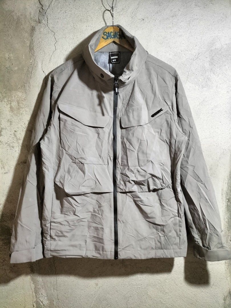 GEOX Grey Jacket XL (Category: Coats, Jackets and Outerwear) located in Valencia. Submitted by cabisaythriftshop (Listing ID 1463986147, Image 2). Description: - Grey GEOX Jacket - Size: XL (Korean 105) - Lightweight material, perfect for layering or as a light shell - Features two chest pockets with flap closures - Includes two side pockets - Full zip front closure Geox Men's G2 Sport 3-Layer Membrane (Waterproof & Moisture-Resistant) Xlarge 28L