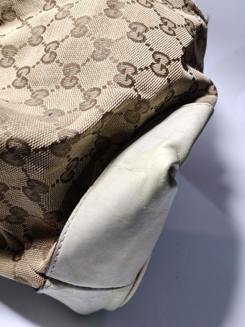 GG CANVAS (Category: Luxury Bags & Wallets) located in Valencia. Submitted by coolwolf_27a64f (Listing ID 1463955516, Image 3). Description: GUCCI CANVAS SHOULDER BAG FLAWS HAV RUBS NO HOLES CODED.