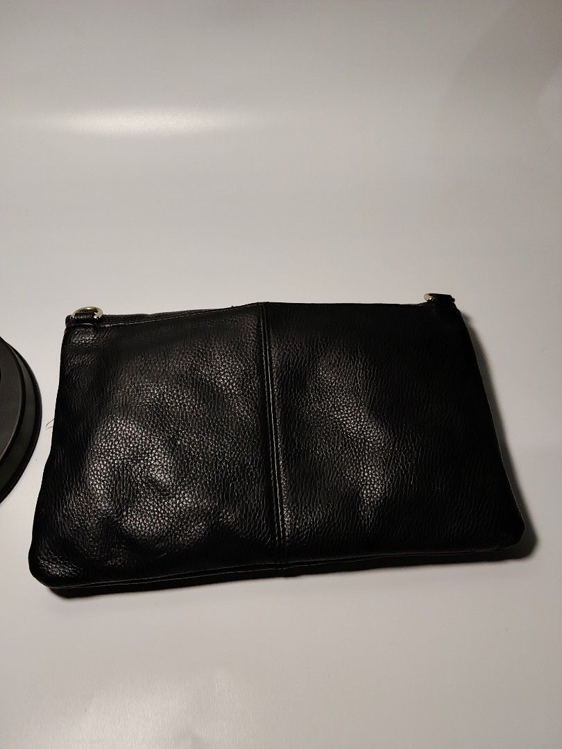 Givenchy cowhide leather (Category: Cross-body Bags) located in Valencia. Submitted by coolwolf_27a64f (Listing ID 1463955872, Image 3). Description: GOOD CONIDITION HAVE STRAP INSIDE MINIMAL RUBS NO MAJOR FLAWS.