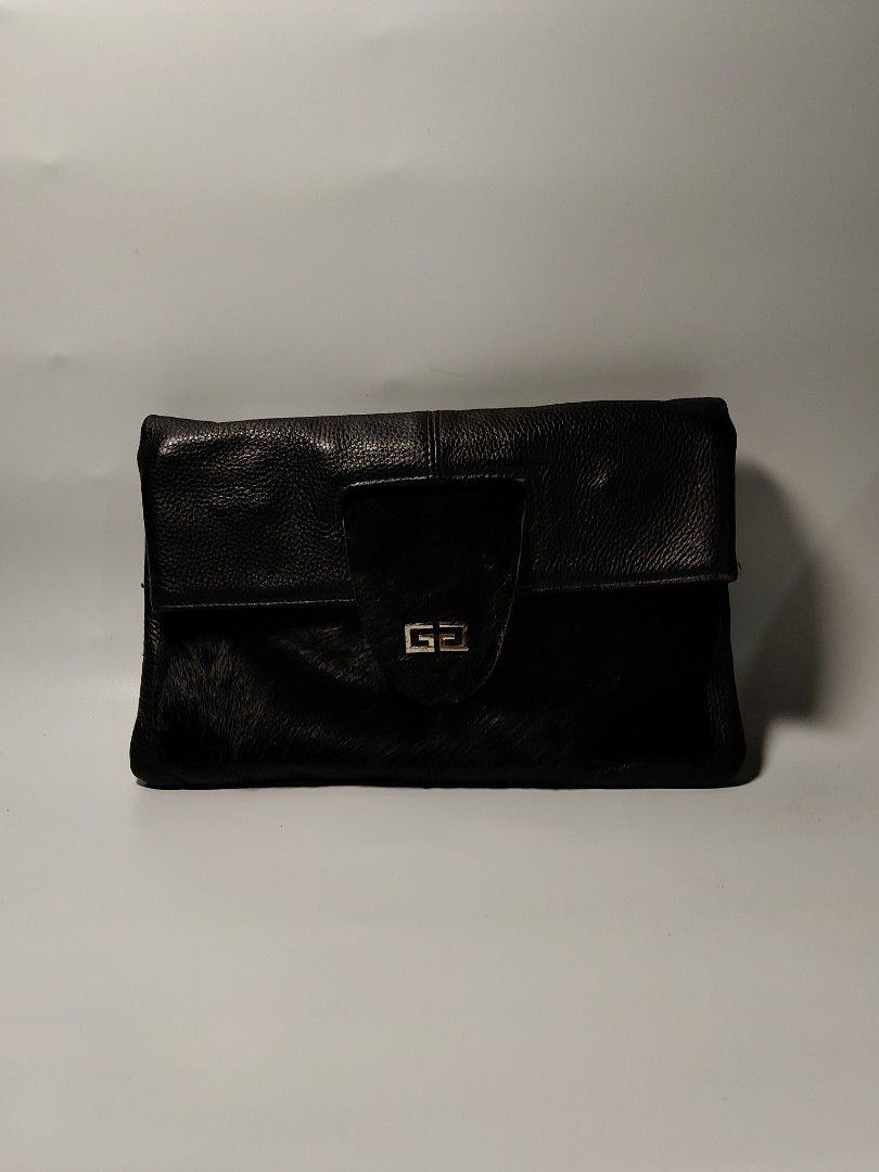 Givenchy cowhide leather (Category: Cross-body Bags) located in Valencia. Submitted by coolwolf_27a64f (Listing ID 1463955872, Image 1). Description: GOOD CONIDITION HAVE STRAP INSIDE MINIMAL RUBS NO MAJOR FLAWS.