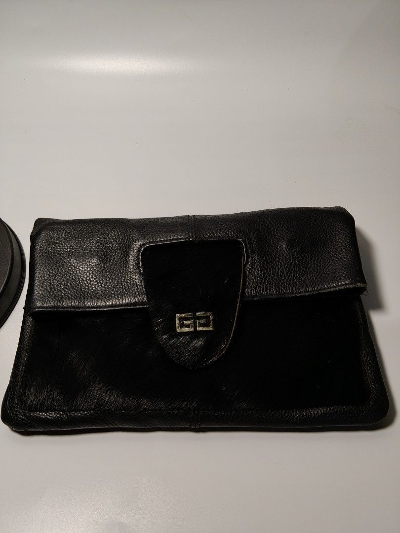 Givenchy cowhide leather (Category: Cross-body Bags) located in Valencia. Submitted by coolwolf_27a64f (Listing ID 1463955872, Image 2). Description: GOOD CONIDITION HAVE STRAP INSIDE MINIMAL RUBS NO MAJOR FLAWS.