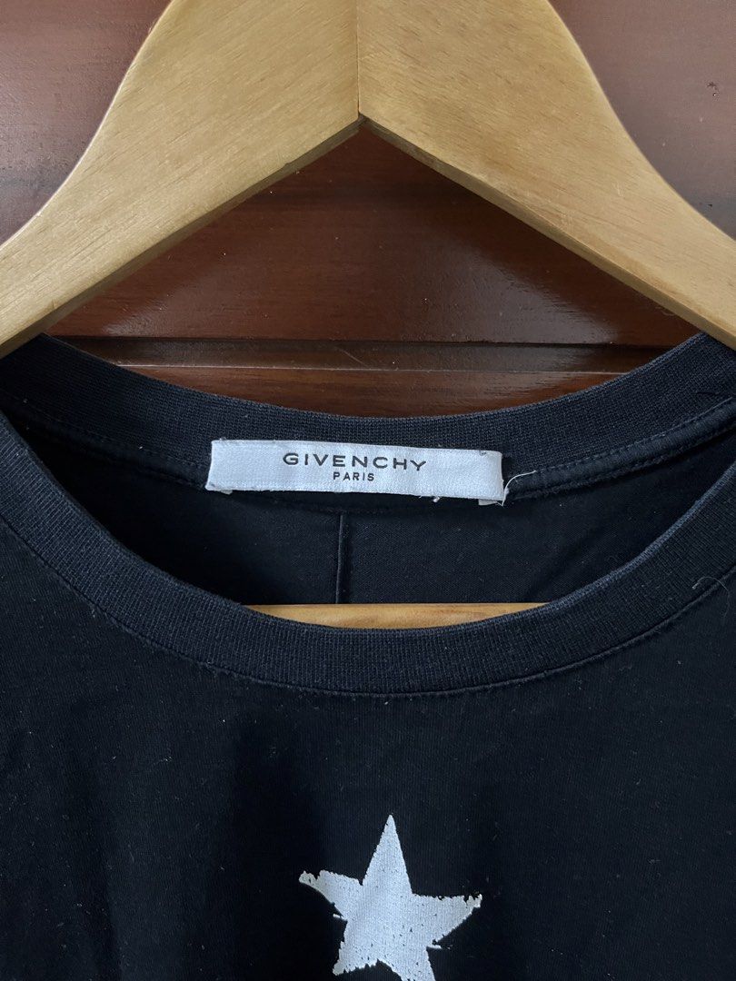 Givenchy gorilla tee shirt in black (Category: Announcements) located in Manila. Submitted by all.love.thrift.shop.v2 (Listing ID 1464078116, Image 3). Description: For sale! Givench my gorilla tee Size small fits large Has signs of usage ₱199 + sf As is, No return No exchange No refund Color may vary due to lighting All items are cleaned before shipping Payment first via gcash/maya/gotyme/maribank bank transfer 💰 Ship via LBC/J&T/Lalamove 🚛 📍