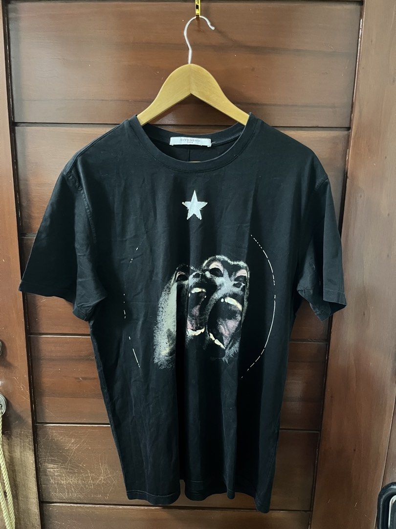 Givenchy gorilla tee shirt in black (Category: Announcements) located in Manila. Submitted by all.love.thrift.shop.v2 (Listing ID 1464078116, Image 2). Description: For sale! Givench my gorilla tee Size small fits large Has signs of usage ₱199 + sf As is, No return No exchange No refund Color may vary due to lighting All items are cleaned before shipping Payment first via gcash/maya/gotyme/maribank bank transfer 💰 Ship via LBC/J&T/Lalamove 🚛 📍