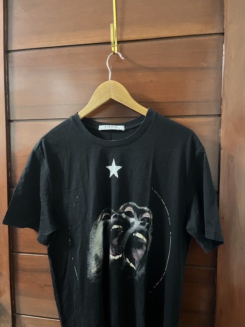 Givenchy gorilla tee shirt in black (Category: Announcements) located in Manila. Submitted by all.love.thrift.shop.v2 (Listing ID 1464078116, Image 1). Description: For sale! Givench my gorilla tee Size small fits large Has signs of usage ₱199 + sf As is, No return No exchange No refund Color may vary due to lighting All items are cleaned before shipping Payment first via gcash/maya/gotyme/maribank bank transfer 💰 Ship via LBC/J&T/Lalamove 🚛 📍