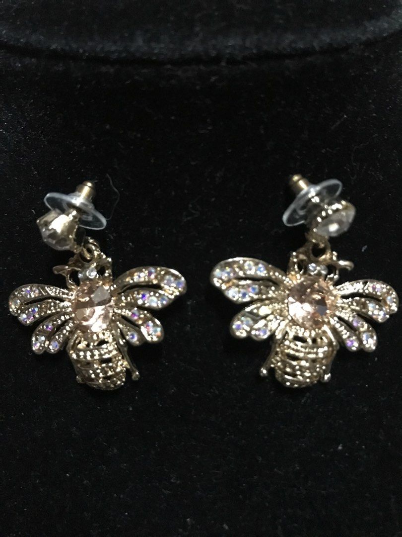 "Golden Bees" Dangling Earrings (Category: Earrings) located in Manila. Submitted by iyasellsph (Listing ID 1464068626, Image 2). Description: "Golden Bees" Dangling Earrings Approx 1.25 inches Gold-plated bees with demi-diamonds and smokey quartz Surgical steel stud lock doubled with silicon lock Sparkly and very pretty! .