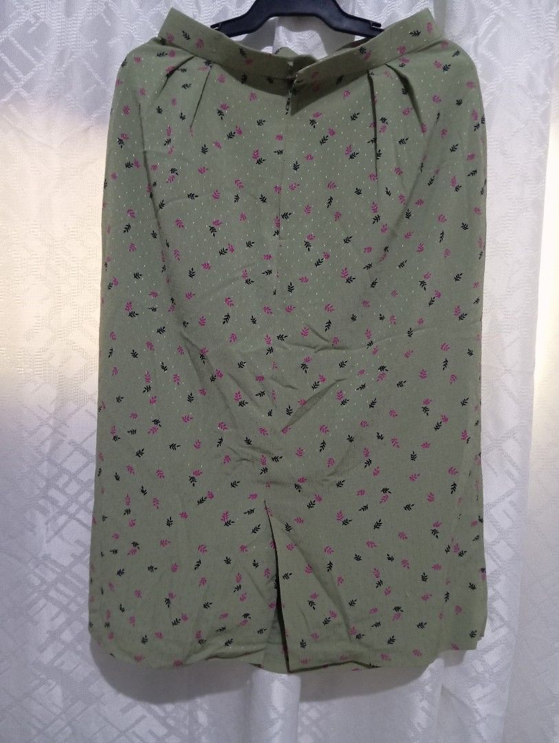 Green Floral Print Shirt (Category: Shirts) located in Dasmarinas. Submitted by kei05 (Listing ID 1463951417, Image 2). Description: - Light green shirt - Small pink and black floral print - Button-up style - Fabric has a slight sheen - Ideal for casual wear or layering - Please check photos for exact pattern and details Waist 23 inches Length 27 inches.