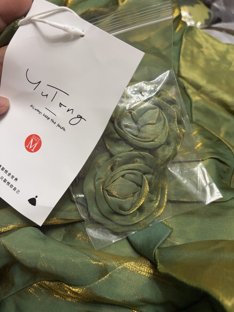 Green Satin mermaid Gown (Category: Evening dresses & gowns) located in Taytay. Submitted by murahubblueapppage (Listing ID 1464102851, Image 3). Description: Very good quality Medium on tag 28 inches waistline 49 inches long from Shoulder .