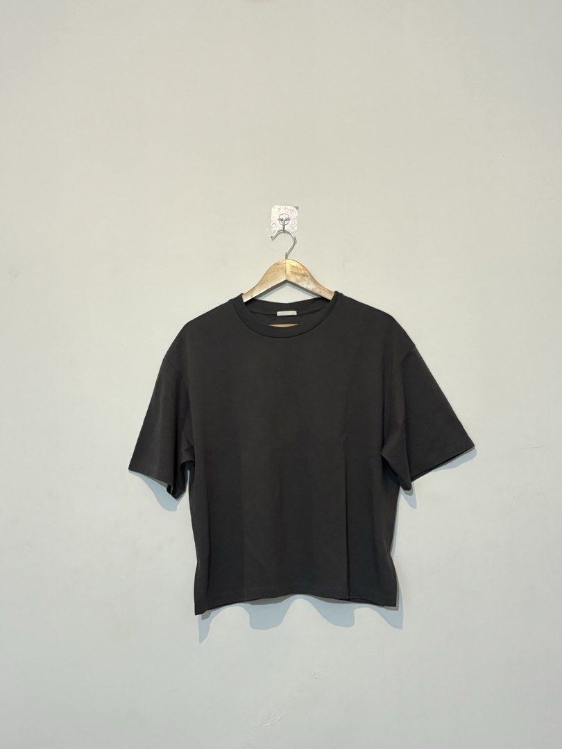 GU Basic Oversized T-shirt - Dark Grey (Category: Shirts) located in Bulacan. Submitted by janeeeeelleeeee (Listing ID 1464126190, Image 1). Description: - GU Dark Grey Basic Tee - Simple and versatile design - Perfect for everyday wear - Made from a polyester and cotton blend (check tag for exact details) - Easy to pair with any outfit.
