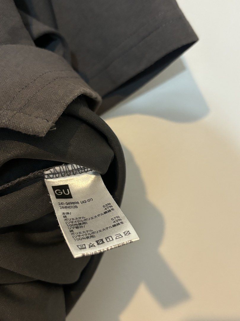 GU Basic Oversized T-shirt - Dark Grey (Category: Shirts) located in Bulacan. Submitted by janeeeeelleeeee (Listing ID 1464126190, Image 3). Description: - GU Dark Grey Basic Tee - Simple and versatile design - Perfect for everyday wear - Made from a polyester and cotton blend (check tag for exact details) - Easy to pair with any outfit.