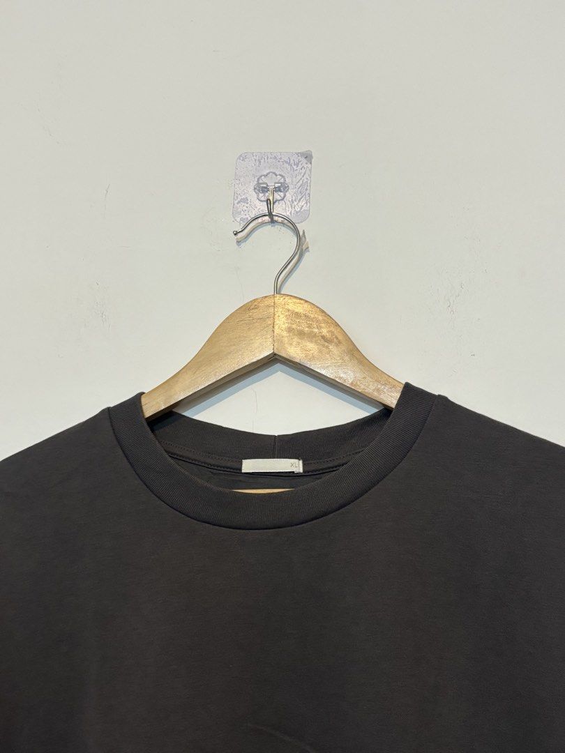 GU Basic Oversized T-shirt - Dark Grey (Category: Shirts) located in Bulacan. Submitted by janeeeeelleeeee (Listing ID 1464126190, Image 2). Description: - GU Dark Grey Basic Tee - Simple and versatile design - Perfect for everyday wear - Made from a polyester and cotton blend (check tag for exact details) - Easy to pair with any outfit.