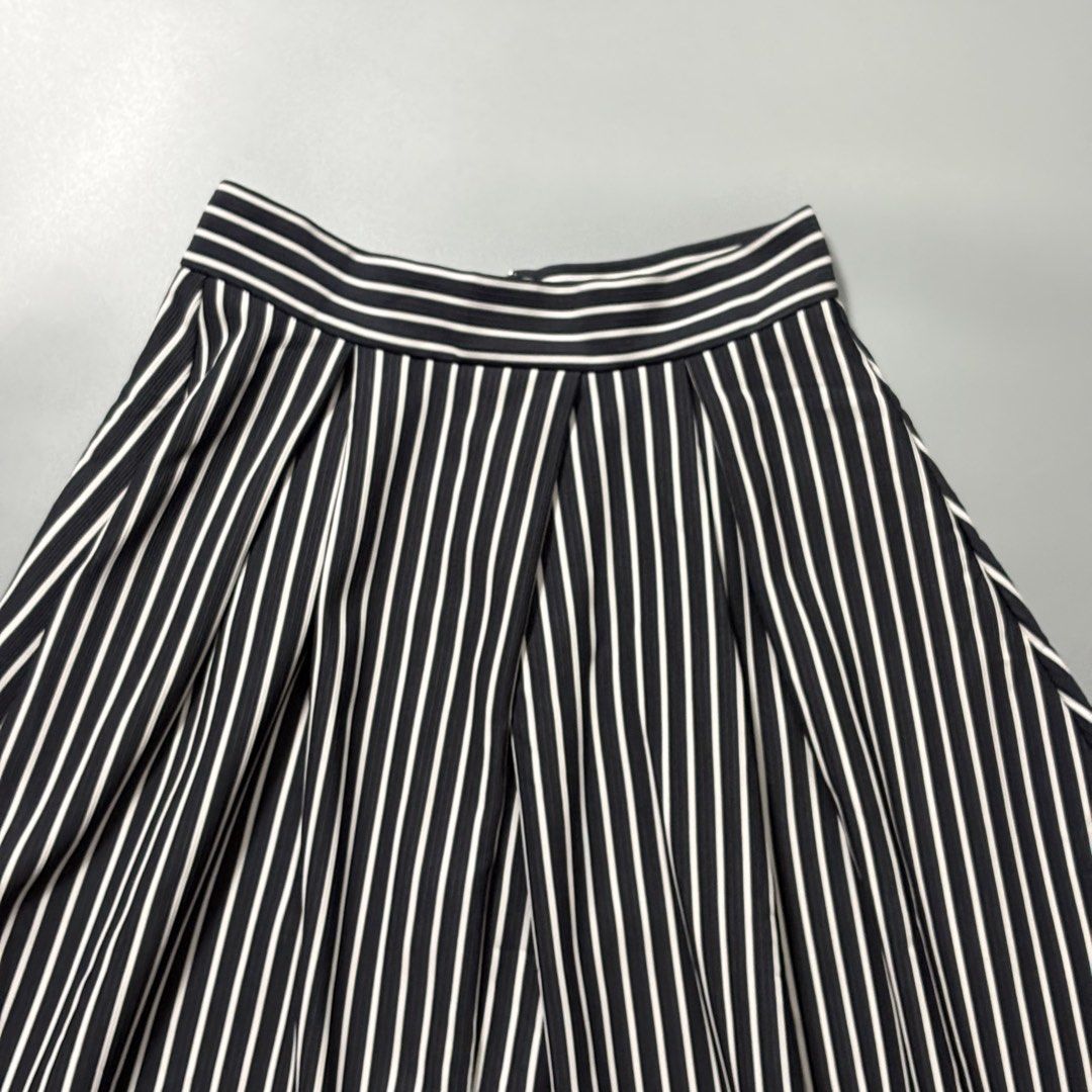 GU Black & White Striped Flared Midi Skirt (Category: Skirts) located in Tayabas. Submitted by tayabaskartell (Listing ID 1463972820, Image 2). Description: .