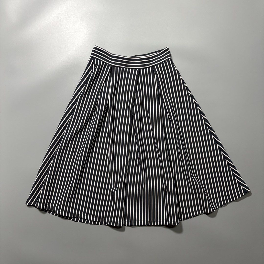 GU Black & White Striped Flared Midi Skirt (Category: Skirts) located in Tayabas. Submitted by tayabaskartell (Listing ID 1463972820, Image 1). Description: .
