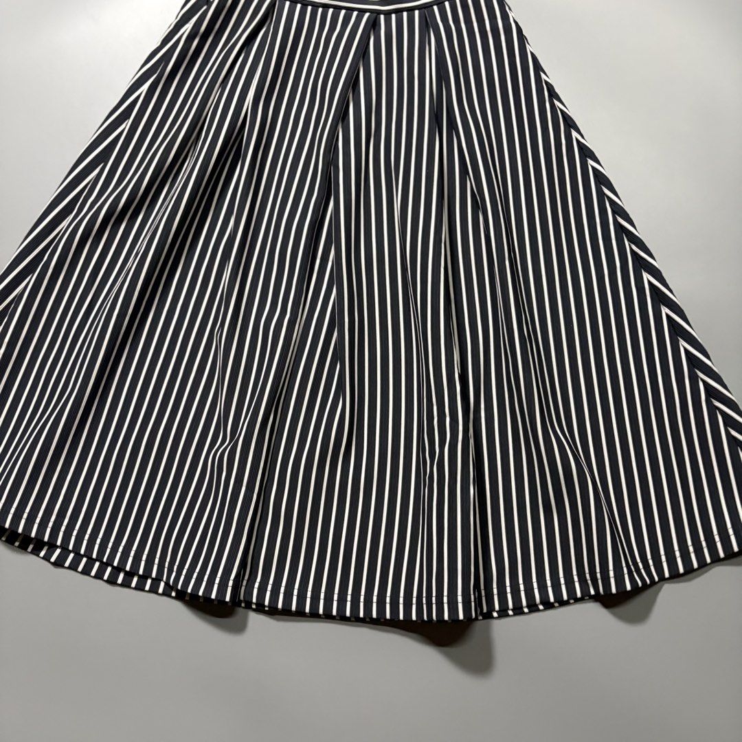 GU Black & White Striped Flared Midi Skirt (Category: Skirts) located in Tayabas. Submitted by tayabaskartell (Listing ID 1463972820, Image 3). Description: .