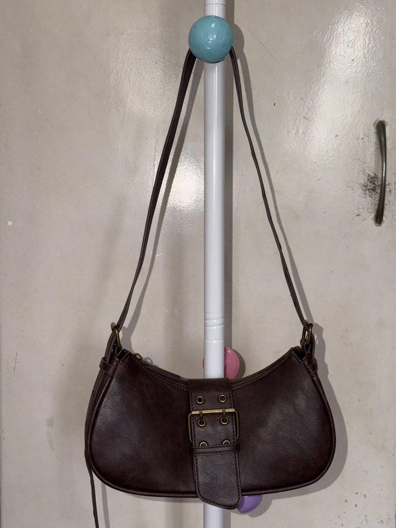 GU Brown Shoulder Bag - Adjustable Strap (Category: Cross-body Bags) located in Cavite. Submitted by nikka.am (Listing ID 1460144233, Image 1). Description: - used only once - color: brown this is preloved. used but not abused, please manage your expectations..