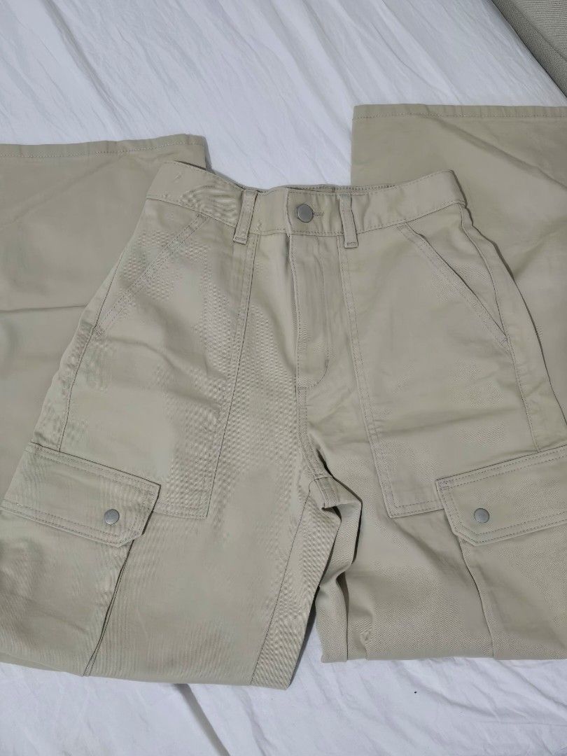 GU Cargo Pants Size S Beige (Category: Jeans) located in Arayat. Submitted by polenbi15 (Listing ID 1463953695, Image 1). Description: - GU Beige Cargo Pants - Size: S - Features side pockets with button closures - Comfortable fit - Perfect for casual outfits.