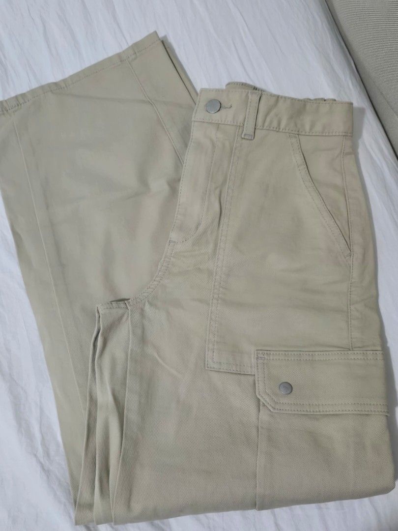 GU Cargo Pants Size S Beige (Category: Jeans) located in Arayat. Submitted by polenbi15 (Listing ID 1463953695, Image 2). Description: - GU Beige Cargo Pants - Size: S - Features side pockets with button closures - Comfortable fit - Perfect for casual outfits.