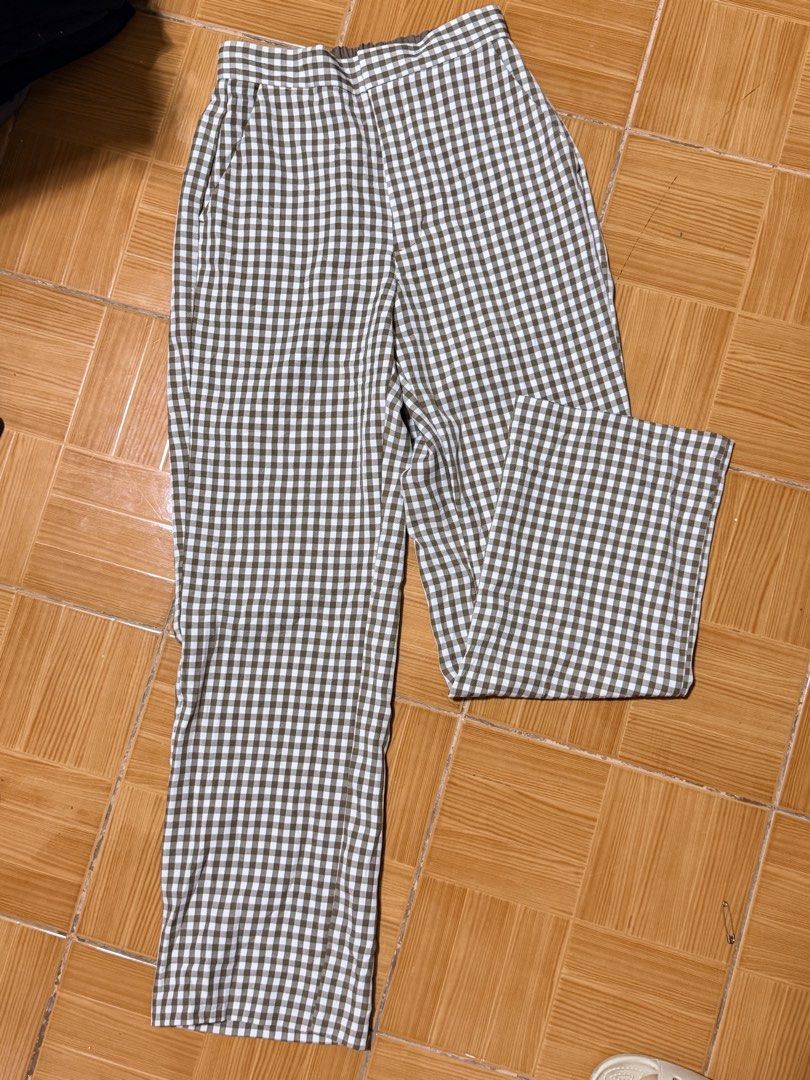 GU Gingham Check Wide Leg Pants Size S (Category: Other Bottoms) located in Paete. Submitted by skydruemadison (Listing ID 1464062968, Image 1). Description: - Brand: GU - Pattern: Brown and white gingham check - Style: Wide leg - Features: Elastic waistband for comfort - Size: S - Perfect for: Casual everyday wear.