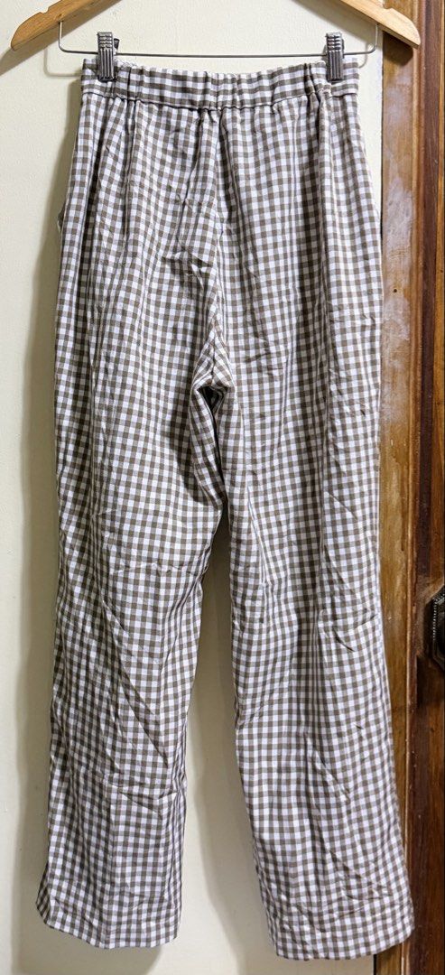 GU Gingham Check Wide Leg Pants Size S (Category: Other Bottoms) located in Paete. Submitted by skydruemadison (Listing ID 1464062968, Image 2). Description: - Brand: GU - Pattern: Brown and white gingham check - Style: Wide leg - Features: Elastic waistband for comfort - Size: S - Perfect for: Casual everyday wear.