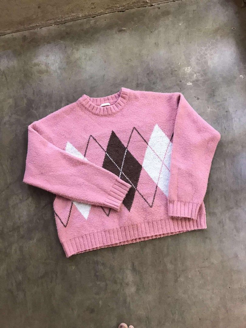 GU PINK ARGYLE KNIT SWEATER ‼️ (Category: Coats, Jackets and Outerwear) located in Argao. Submitted by thrift_ni_ar (Listing ID 1463965415, Image 2). Description: GU PINK ARGYLE KNIT SWEATER ‼️ AUTHENTIC/LEGIT AS NEW CONDITION MADE IN JAPAN SIZE XL W 24 / L 25 COLORATE 9.8 / 10 ISSUE : ❌❌❌ 550 + SF 🛒🛒.
