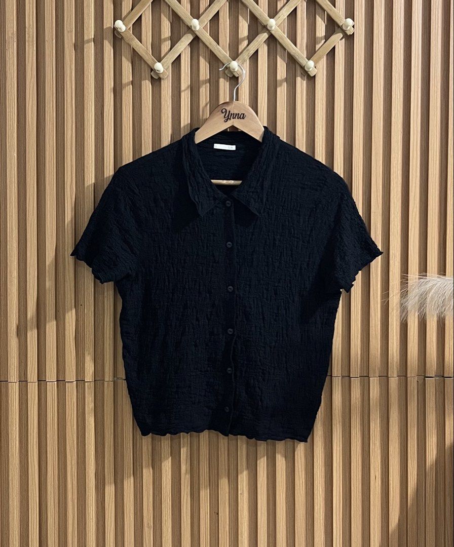 GU Textured Button-down (Category: Shirts) located in Caloocan City. Submitted by ynna_27 (Listing ID 1464038993, Image 2). Description: GU Textured Button-down Shirt Used - Good as new Color : Black Large - Xl Issue : x Price 449.