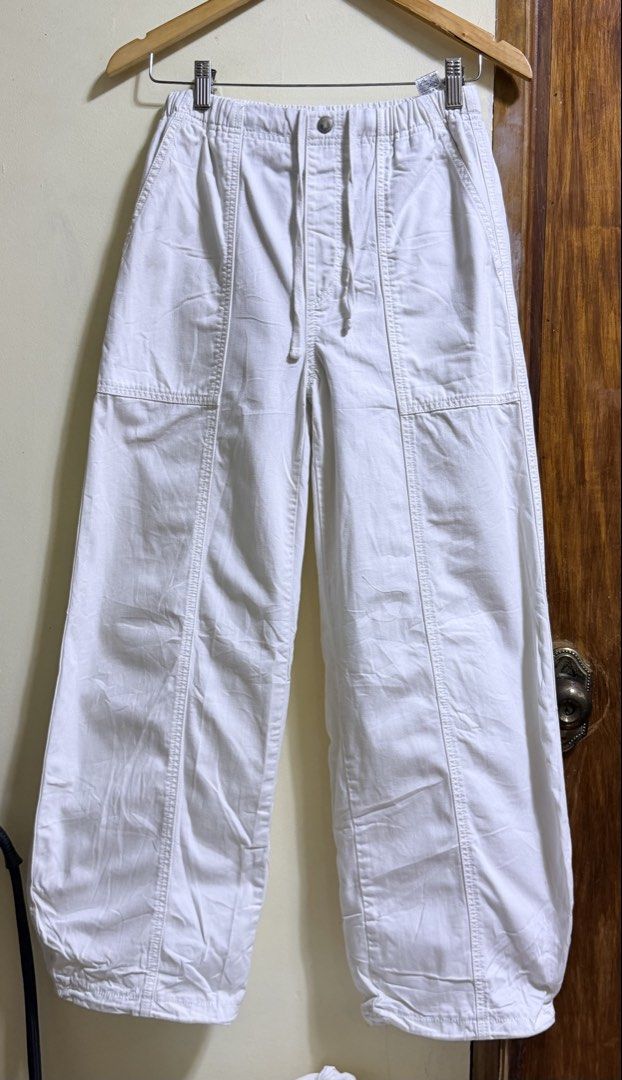 GU White Wide Leg Cargo Pants (Category: Jeans) located in Paete. Submitted by skydruemadison (Listing ID 1464047768, Image 1). Description: - White wide leg pants from GU - Comfortable elastic waistband with drawstring - Two back pockets - Stylish and versatile for casual outfits - Easy to pair with any top - Please check photos for condition details.