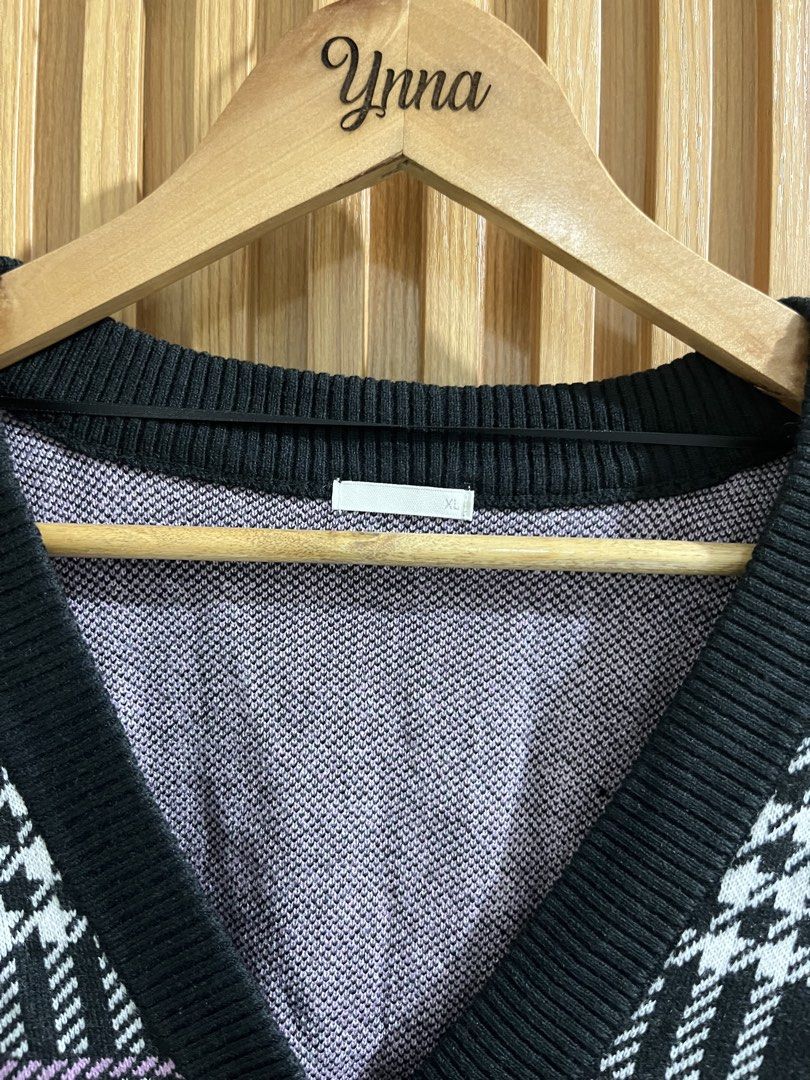 GU Wool Cropped Cardigan (Category: Longsleeves) located in Caloocan City. Submitted by ynna_27 (Listing ID 1464039213, Image 3). Description: GU Wool Cropped Cardigan Used - Good as new Large - XL Issue : x Price 550.