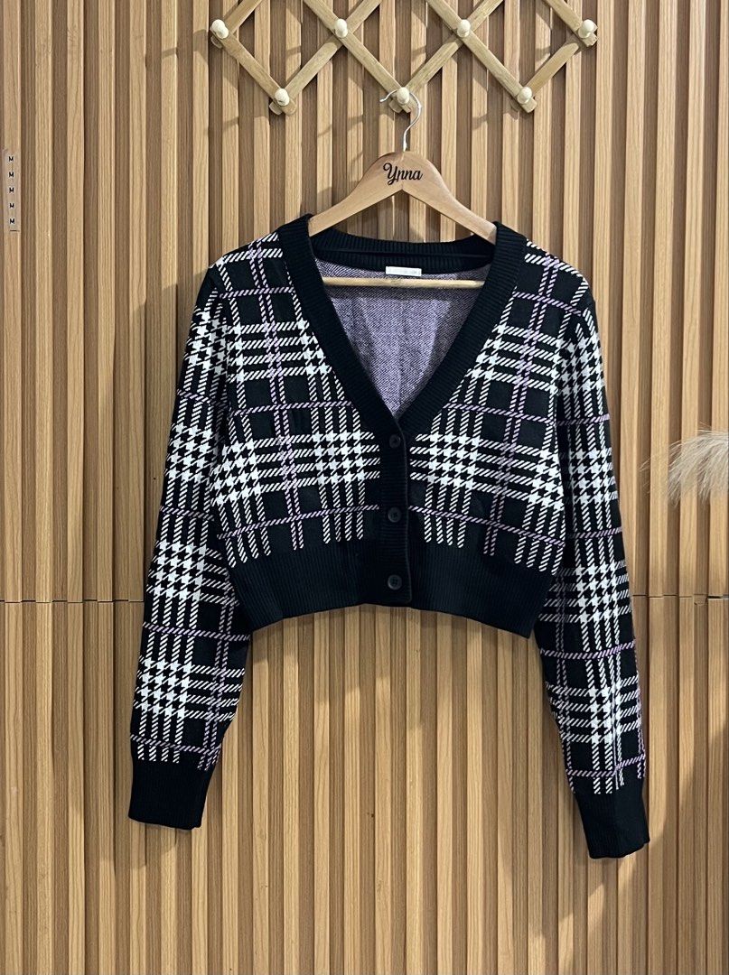 GU Wool Cropped Cardigan (Category: Longsleeves) located in Caloocan City. Submitted by ynna_27 (Listing ID 1464039213, Image 2). Description: GU Wool Cropped Cardigan Used - Good as new Large - XL Issue : x Price 550.