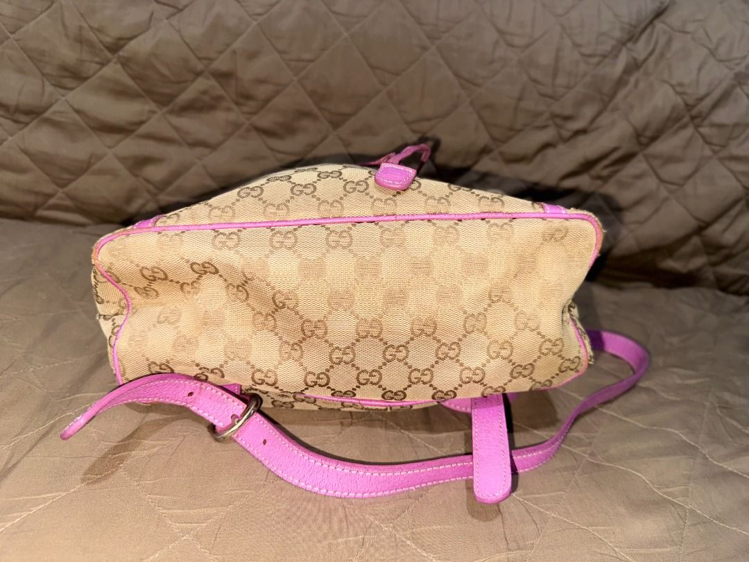 Gucci bagpack canvas (Category: Luxury Bags & Wallets) located in San Pablo. Submitted by calmhawk.60c993 (Listing ID 1464064773, Image 2). Description: pls see the last photos for issue,. koded yes! .