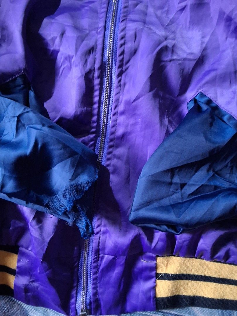 Gucci Bomber Jacket (Category: Coats, Jackets and Outerwear) located in La Trinidad. Submitted by lotionito2601 (Listing ID 1463999504, Image 3). Description: Gucci off size m 9 color rate issue bulsa butas , and may tastas na thread.