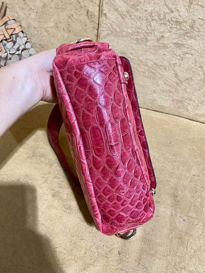 Guess (Category: Shoulder Bags) located in Dumaguete. Submitted by camillaolshoppe2 (Listing ID 1463978990, Image 3). Description: Wew 🤗 meron na naman tayong vintage y2k vintage Guess Ganda Meron sya cute pocket sa gilid Excellent condition.