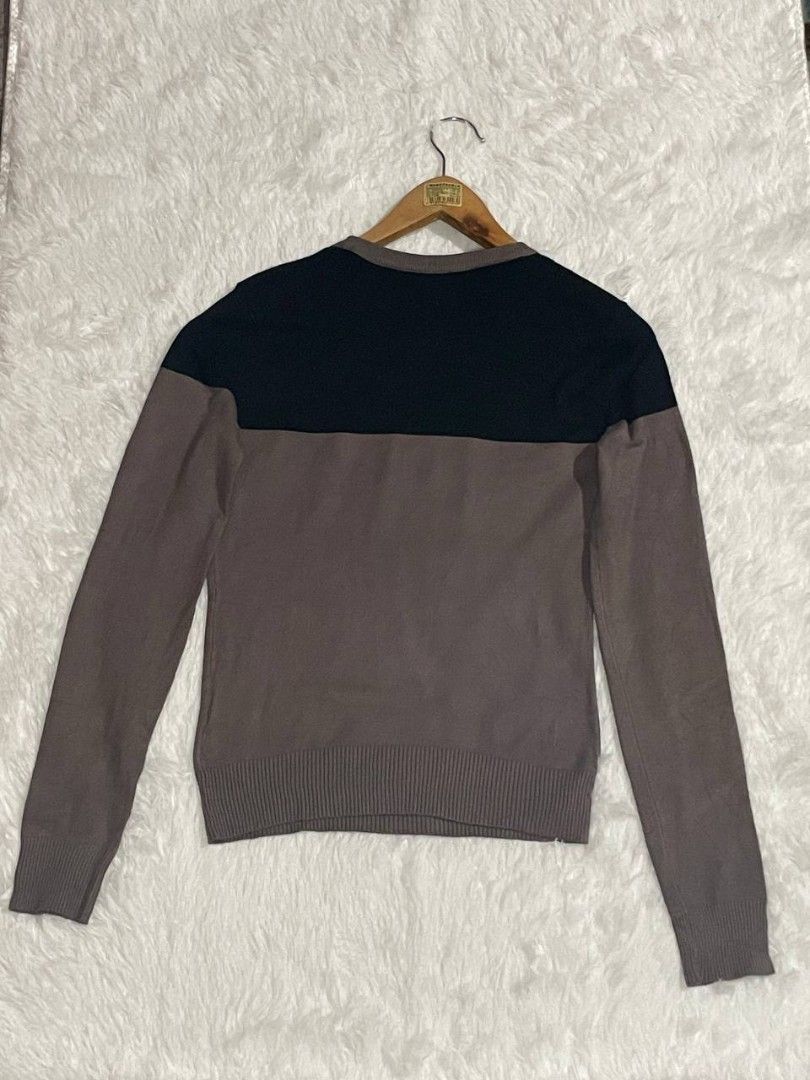 Guess Long Sleeve (Category: Longsleeves) located in Dasmarinas. Submitted by evitajana09 (Listing ID 1464061355, Image 2). Description: Guess Long Sleeve ● Color: Black and brown ● Size: Med on tag, but can fit S to M ● Condition: No stains or holes, washed and steamed ● Price: ₱198 (+sf) MOP: Gotyme, Gcash MOD: J&T or Lalamove if near Dasma, Cavite .