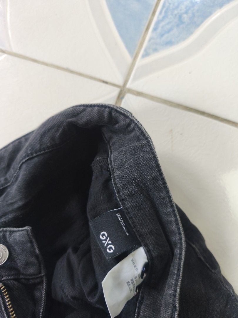 GXG Black Denim Jeans (Category: Jeans) located in Legazpi City. Submitted by cookandthriftzzzzz (Listing ID 1464072586, Image 2). Description: - GXG black denim jeans - Button and zip fly closure - Classic five-pocket design - Straight leg cut - Ideal for casual outfits size 34 length 39 excellent no issue .