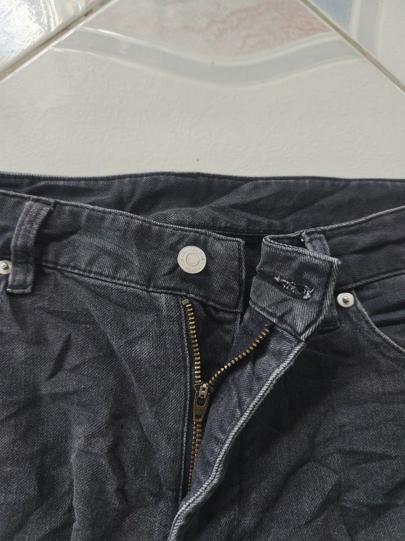 GXG Black Denim Jeans (Category: Jeans) located in Legazpi City. Submitted by cookandthriftzzzzz (Listing ID 1464072586, Image 3). Description: - GXG black denim jeans - Button and zip fly closure - Classic five-pocket design - Straight leg cut - Ideal for casual outfits size 34 length 39 excellent no issue .