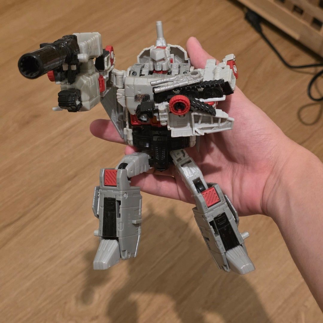 Hasbro Transformers Megatron (Category: Action & Battle Toys) located in Quezon City. Submitted by malasmurdock27 (Listing ID 1464073881, Image 2). Description: - WYSIWYG - right arm is slighlty loose when carrying weight.