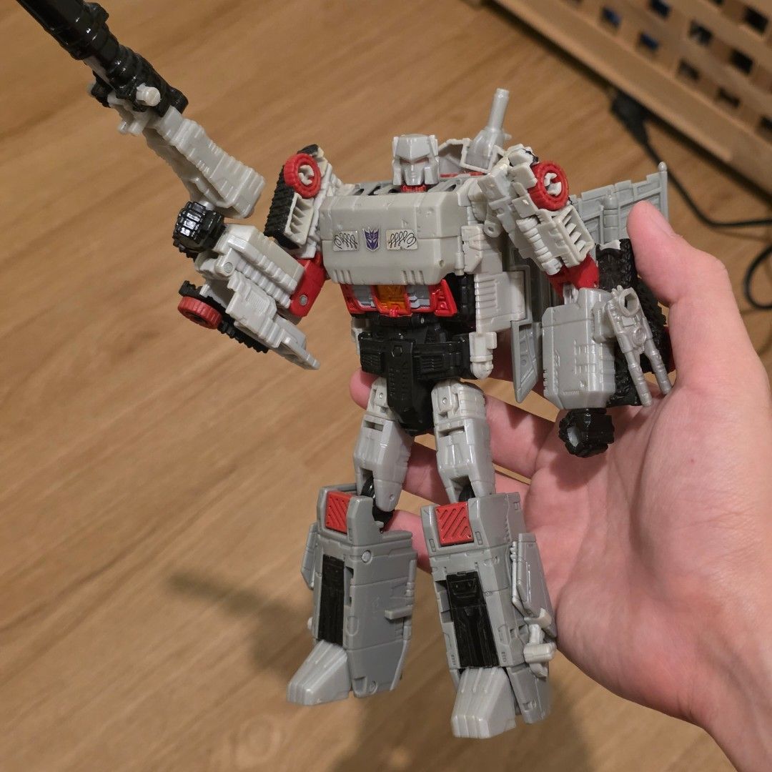 Hasbro Transformers Megatron (Category: Action & Battle Toys) located in Quezon City. Submitted by malasmurdock27 (Listing ID 1464073881, Image 1). Description: - WYSIWYG - right arm is slighlty loose when carrying weight.