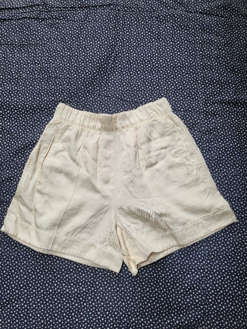 Helmut lang (Category: Shorts) located in Quezon City. Submitted by tikz_816 (Listing ID 1464005484, Image 1). Description: Helmut lang shorts luxury design -womens size : 0 (hips: 12.5in L:15in) color: pale yellow condition: 9.5/10 buy with confidence over 150+ positvie feedback/reviews meet up: qc and nearby areas balintawak lrt1 station fishermall pantranco shipping available: to be shouldered by the buyer..