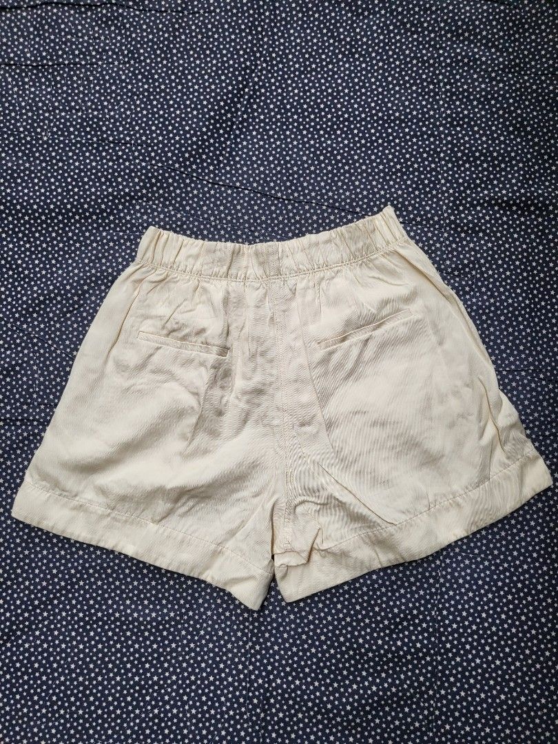Helmut lang (Category: Shorts) located in Quezon City. Submitted by tikz_816 (Listing ID 1464005484, Image 2). Description: Helmut lang shorts luxury design -womens size : 0 (hips: 12.5in L:15in) color: pale yellow condition: 9.5/10 buy with confidence over 150+ positvie feedback/reviews meet up: qc and nearby areas balintawak lrt1 station fishermall pantranco shipping available: to be shouldered by the buyer..