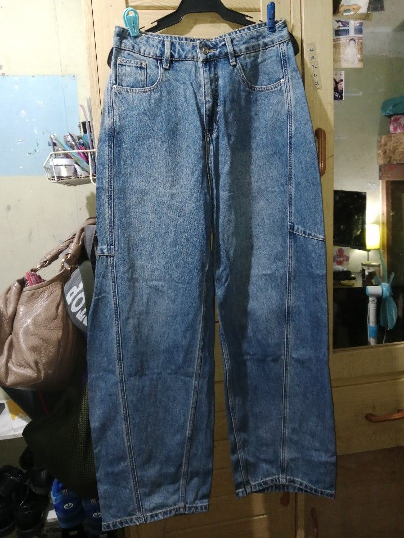 High waisted denim baggy pants (Category: Jeans) located in Baguio. Submitted by aurumsie (Listing ID 1463963164, Image 1). Description: high quality from japan size 28-29 high waist no issue.