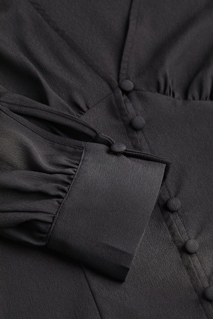 H&M - Button-front crêpe blouse - Black Dark (Category: Longsleeves) located in Manila. Submitted by nothanamiii (Listing ID 1463998415, Image 2). Description: RULES All prices are final! No meetups No when worn No returns, No exchanges, No refund What you see is what you get. Happy Shopping MOP: GCASH / BPI Shipping: J&T.